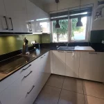 RAL Spatwand – Op Maat in Jouw Gewenste Kleur in de keuken van een klant