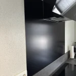 RAL Spatwand – Op Maat in Jouw Gewenste Kleur in de keuken van een klant