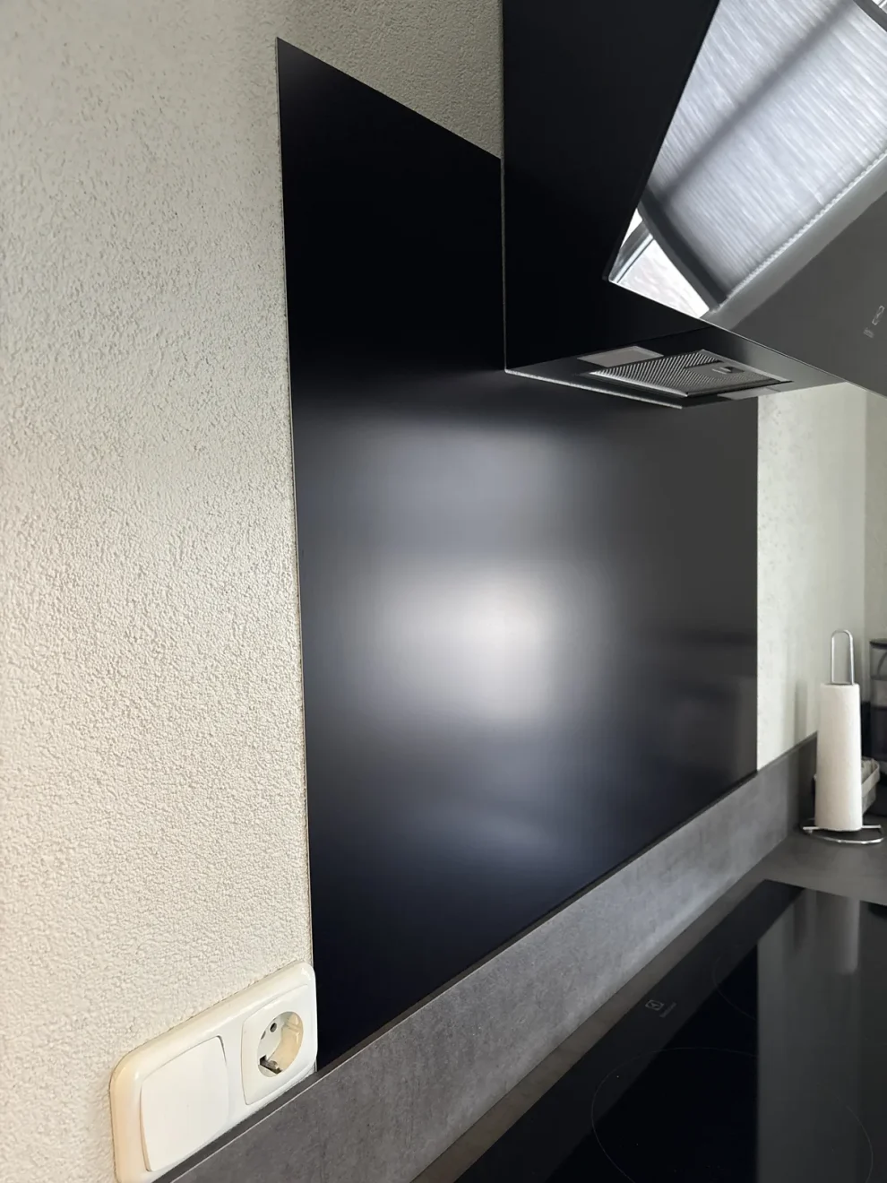 RAL Spatwand – Op Maat in Jouw Gewenste Kleur in de keuken van een klant