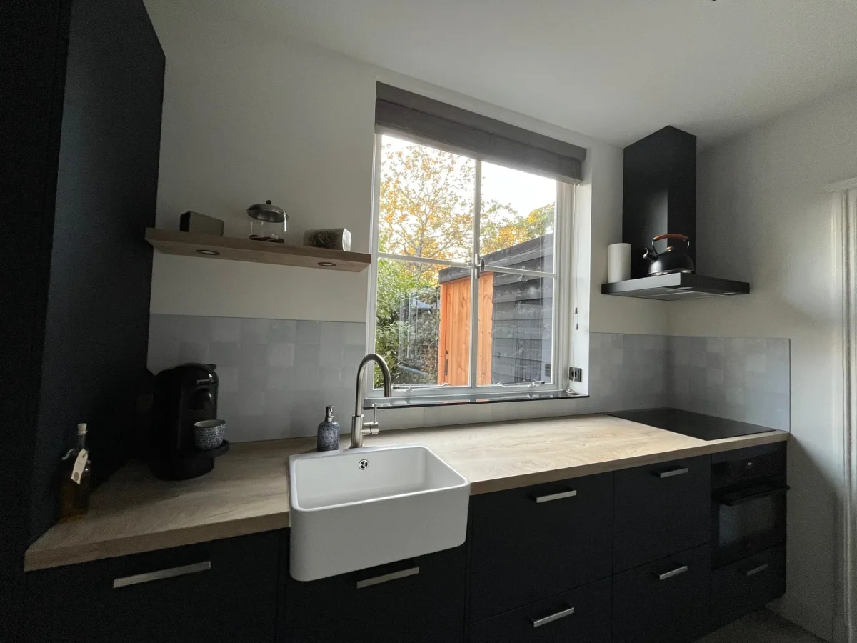 Antieke Tegel Achterwand, White Lilac in de keuken van een klant