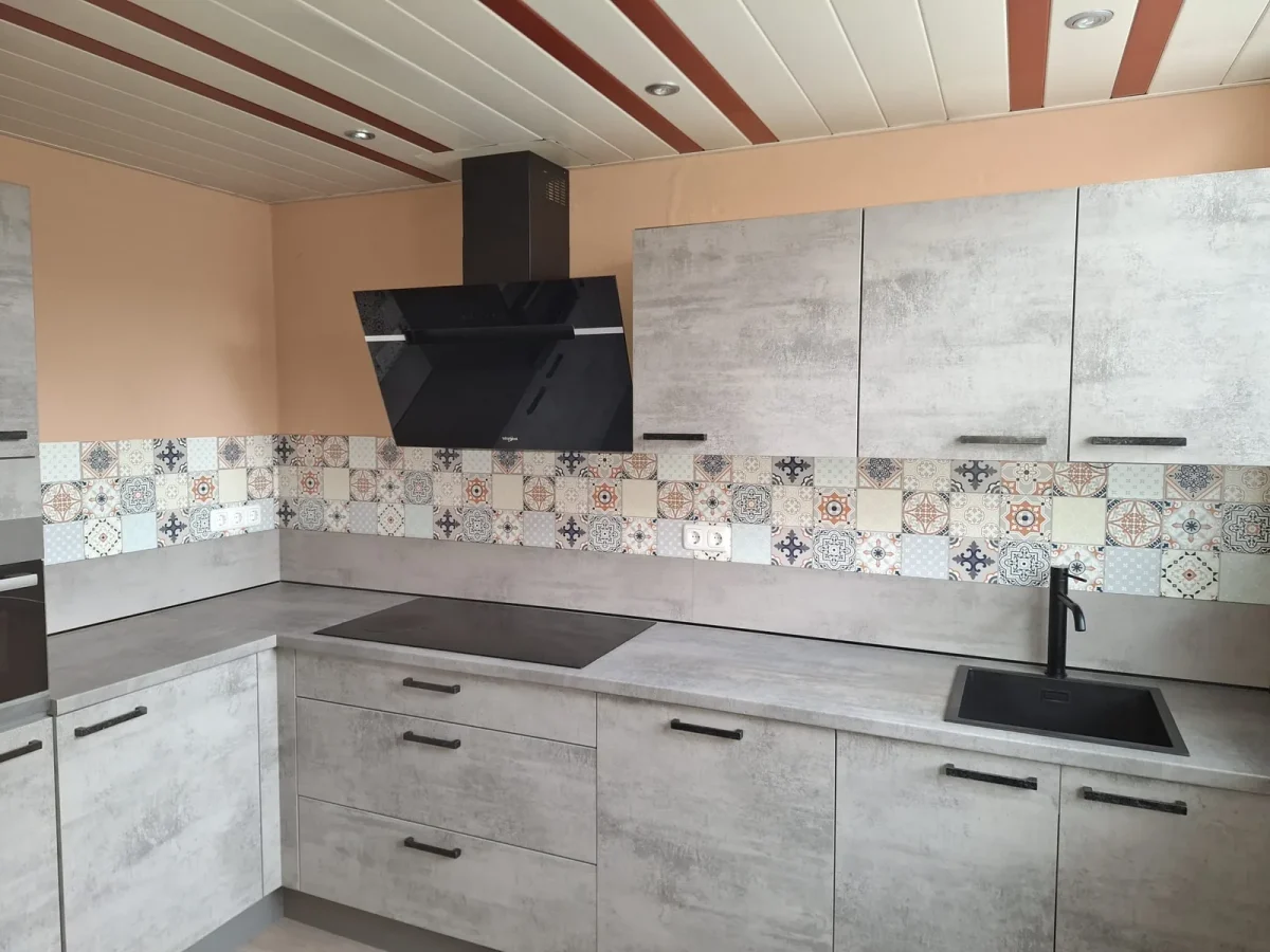 Spatwand met Portugees Tegel Design – Feldspar in de keuken van een klant
