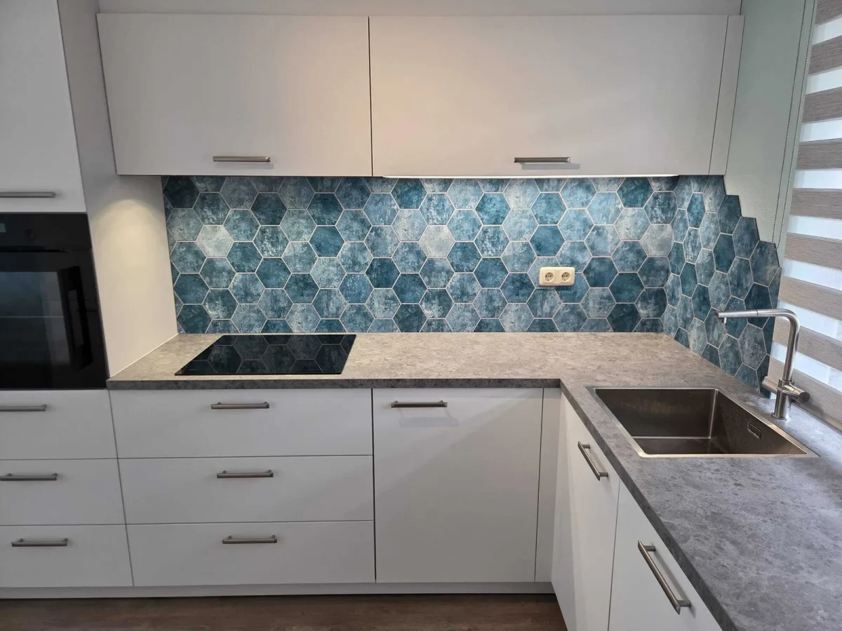 Crédence de cuisine – Carreau hexagonal béton foncé dans la cuisine d'un client
