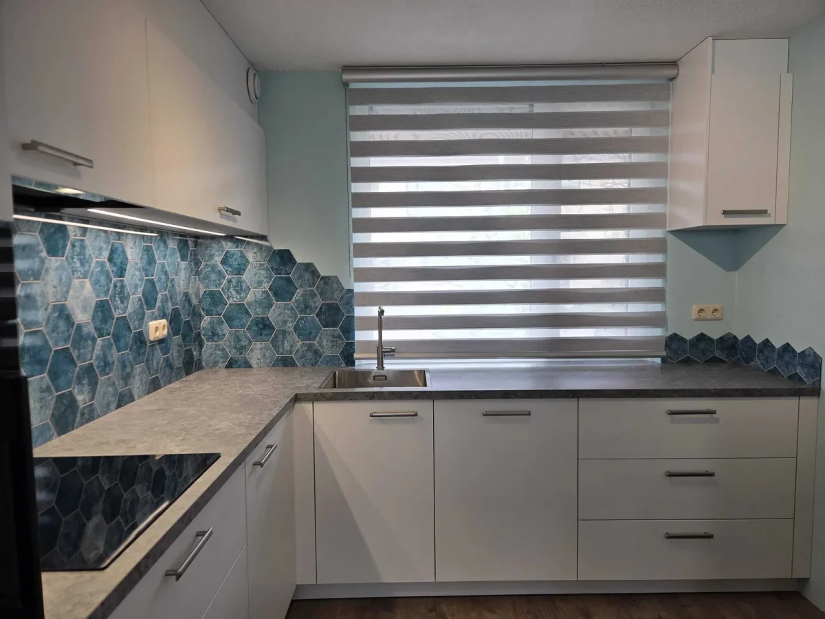 Crédence de cuisine – Carreau hexagonal béton foncé dans la cuisine d'un client