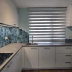 Crédence de cuisine – Carreau hexagonal béton foncé dans la cuisine d'un client