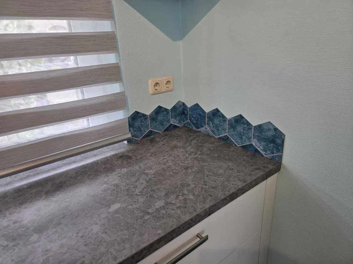 Crédence de cuisine – Carreau hexagonal béton foncé dans la cuisine d'un client