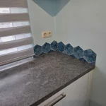 Crédence de cuisine – Carreau hexagonal béton foncé dans la cuisine d'un client