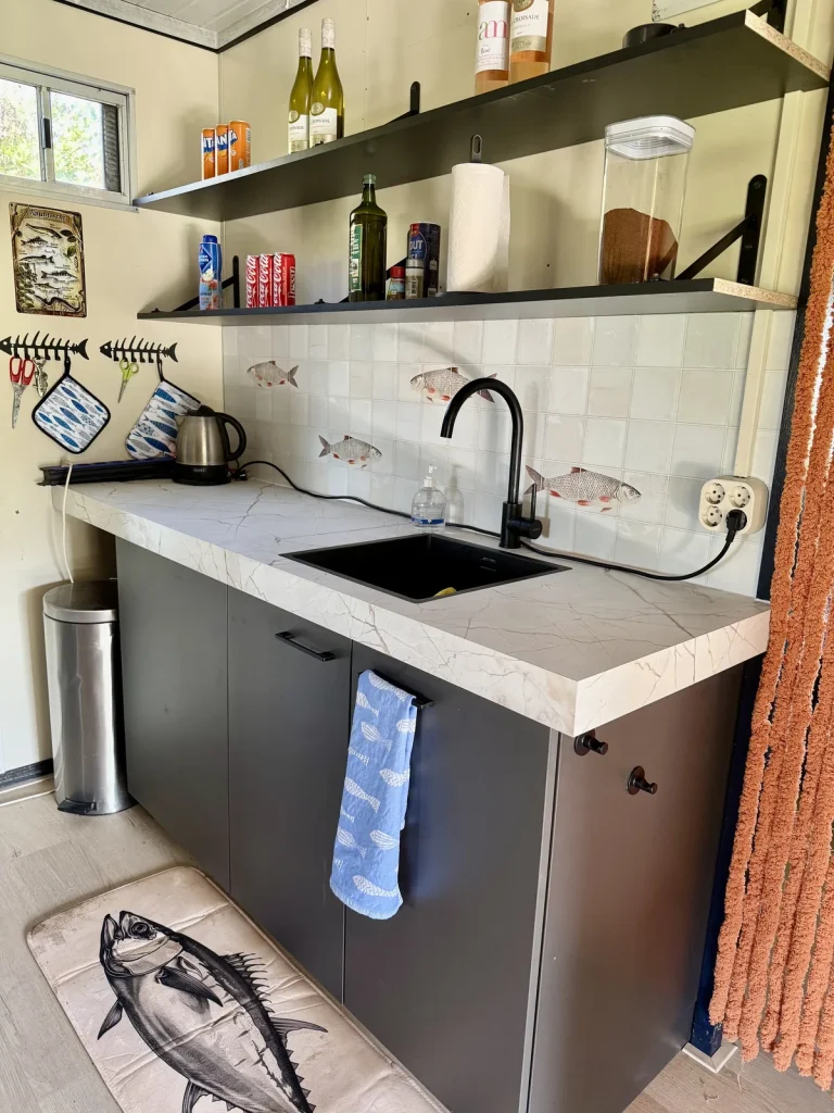 Spatwand met antiek visdessin in een keuken