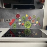 Keuken achterwand – Spices and Herbs Slates in de keuken van een klant