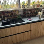 Keuken achterwand met houten look en verse kruiden in de keuken van een klant