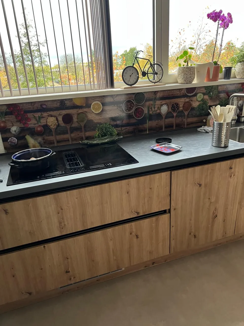 Keuken achterwand met houten look en verse kruiden in de keuken van een klant