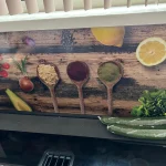 Keuken achterwand met houten look en verse kruiden in de keuken van een klant