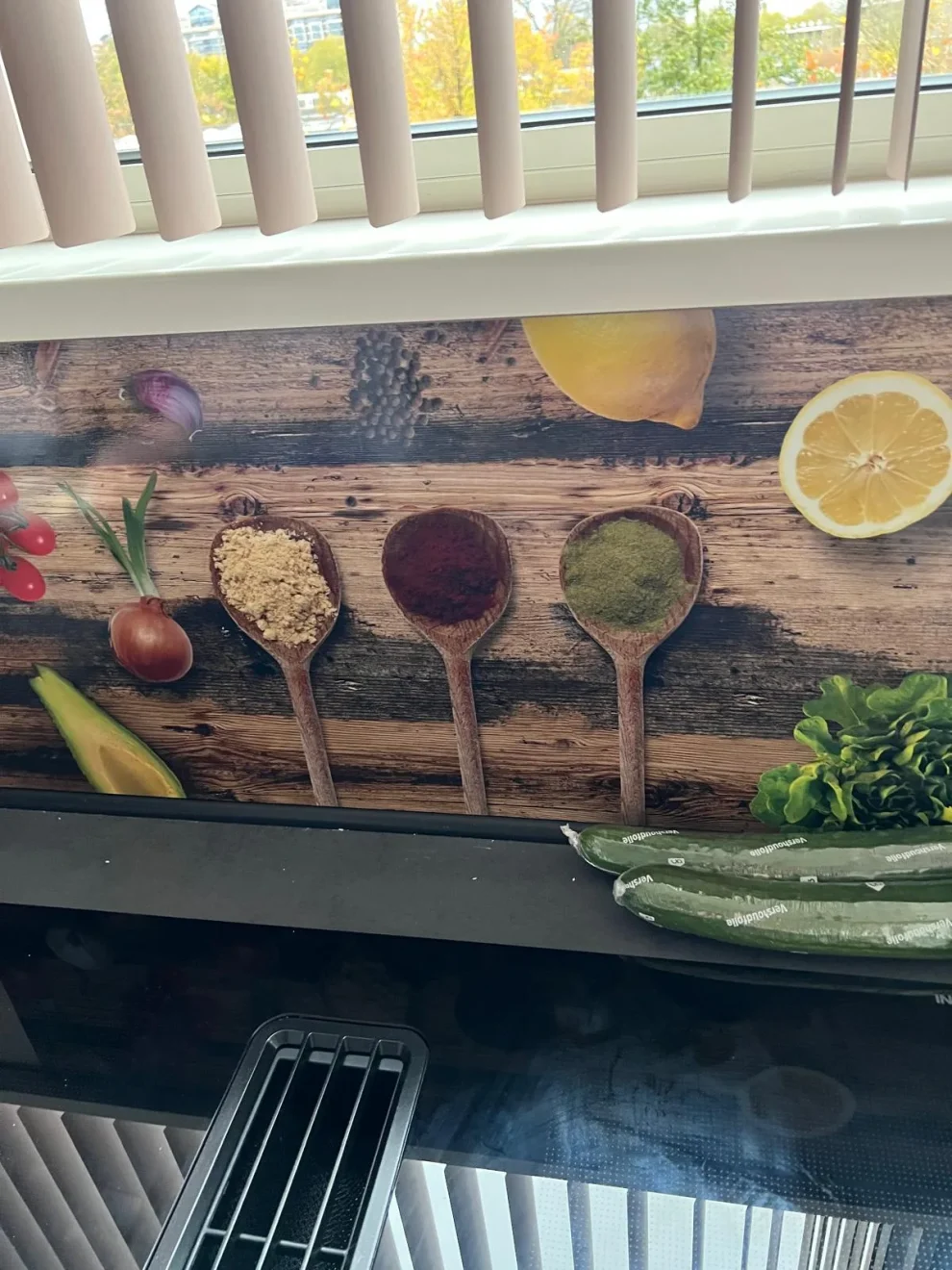 Keuken achterwand met houten look en verse kruiden in de keuken van een klant