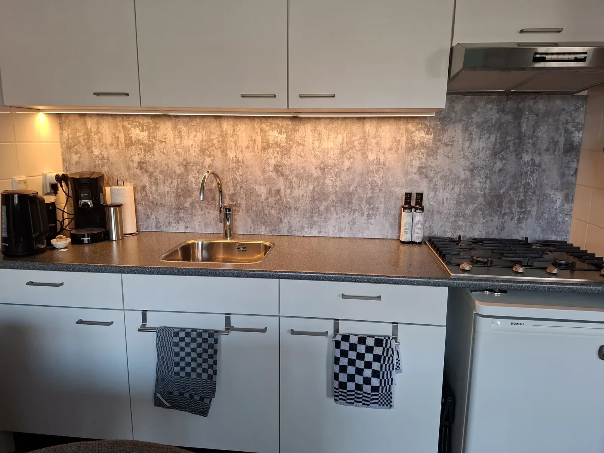 Betonlook Achterwand – DW7062 in de keuken van een klant