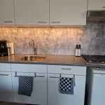 Betonlook Achterwand – DW7062 in de keuken van een klant