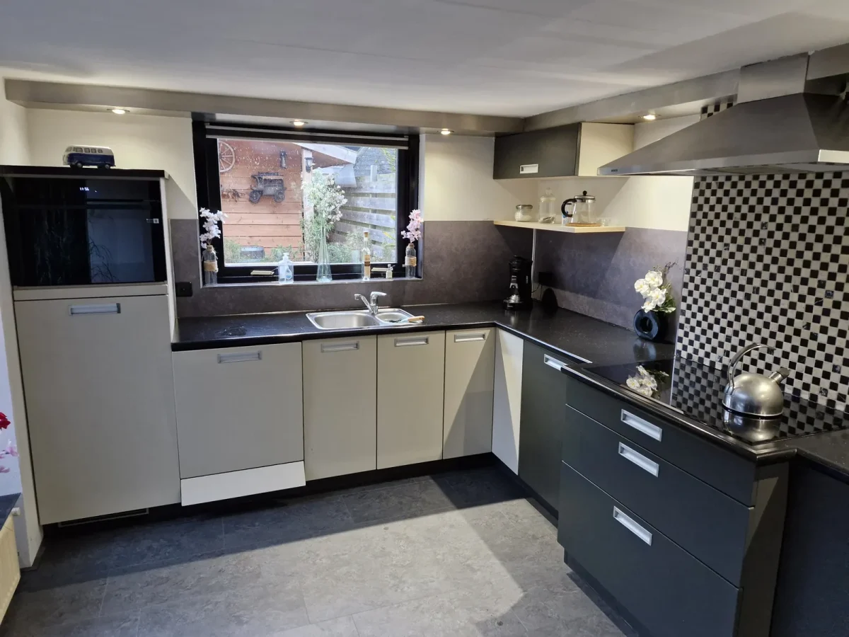 Ombre Taupe, Uni Crédence de cuisine dans la cuisine d'un client