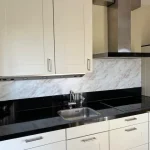 Marmer Wit – Spatwand – DW8607 in de keuken van een klant