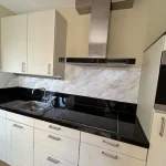 Marmer Wit – Spatwand – DW8607 in de keuken van een klant