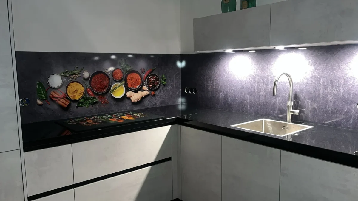 Kitchen splashback – Herb pots in a customer's kitchen