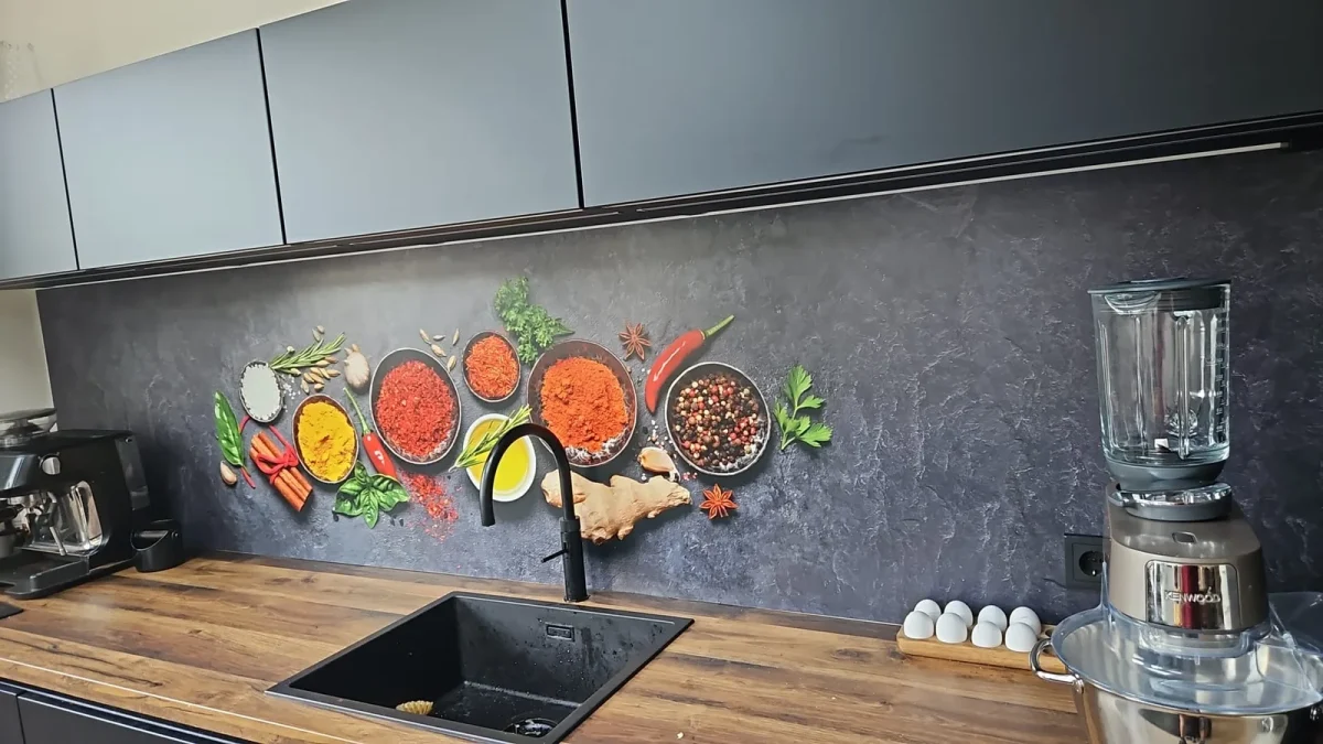 Keukenwand, Kruidenpotjes in de keuken van een klant