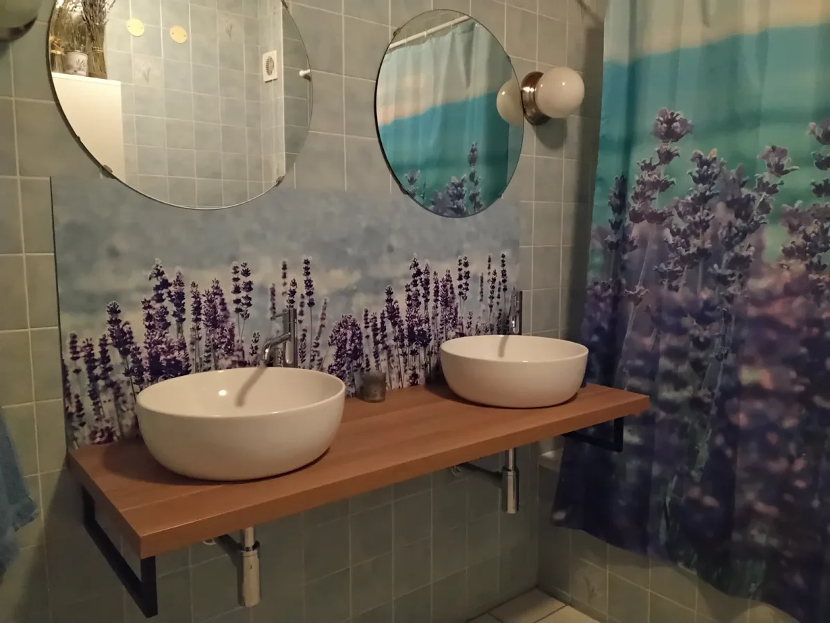 Kitchen backsplash with print – Lavender in a customer's kitchen
