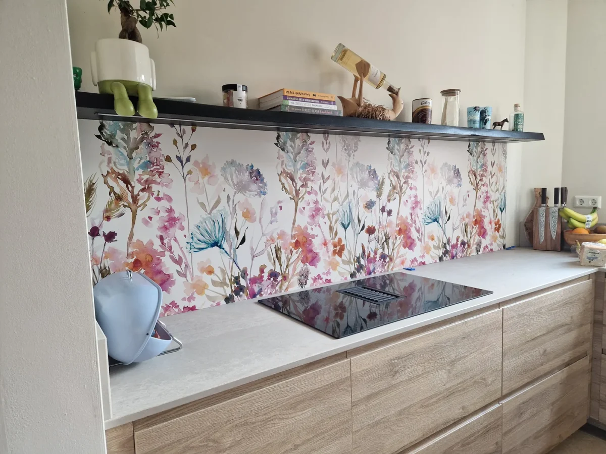 Behang Colorful, INK7280 in de keuken van een klant