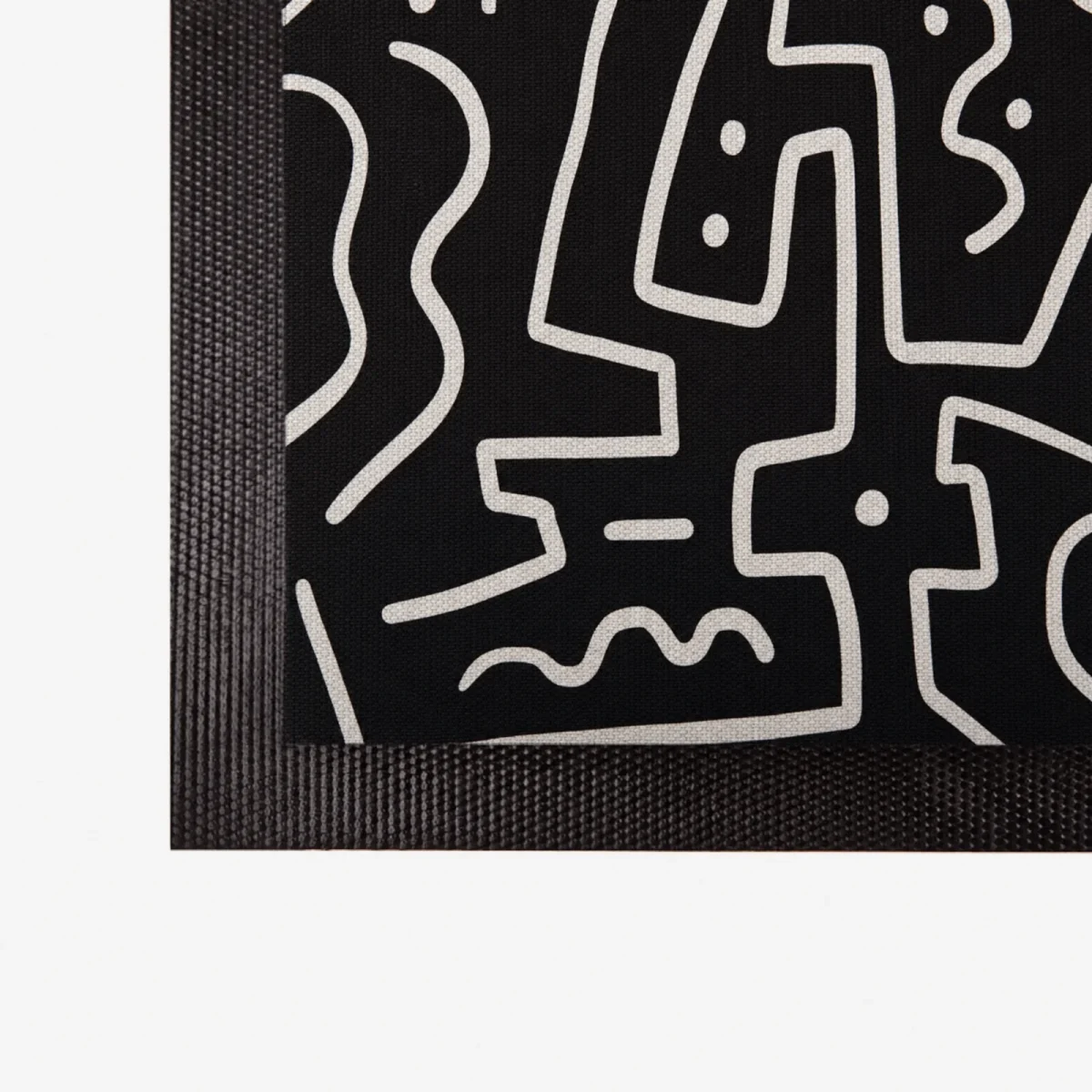 Deurmat met rand met zwart-wit figurendessin