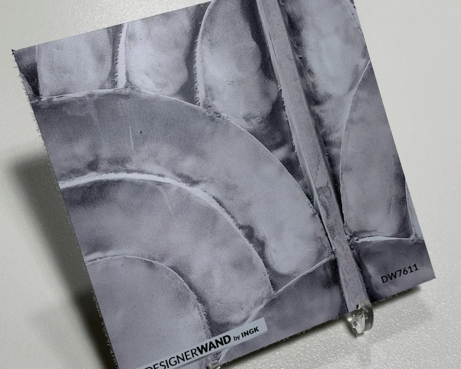 Échantillon DW7611, 20x20 cm, motif de feuille métallique en arcs, gris froid