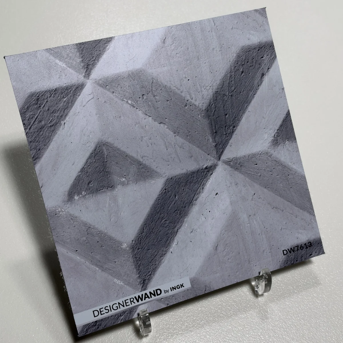 Échantillon DW7613, 20x20 cm, effet béton à motif géométrique en étoile, tons gris