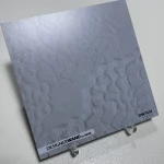 Staaltje DW7631 van 20x20 cm, lichtgrijze textuur met reliëf en zilverglans