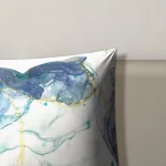 Coussin Décoratif Bleu Alcohol Ink de près : l’impression, le tissu et la couture sur le bord