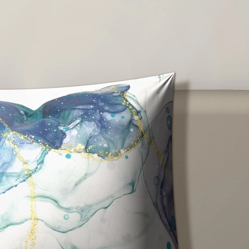 Coussin Décoratif Bleu Alcohol Ink de près : l’impression, le tissu et la couture sur le bord