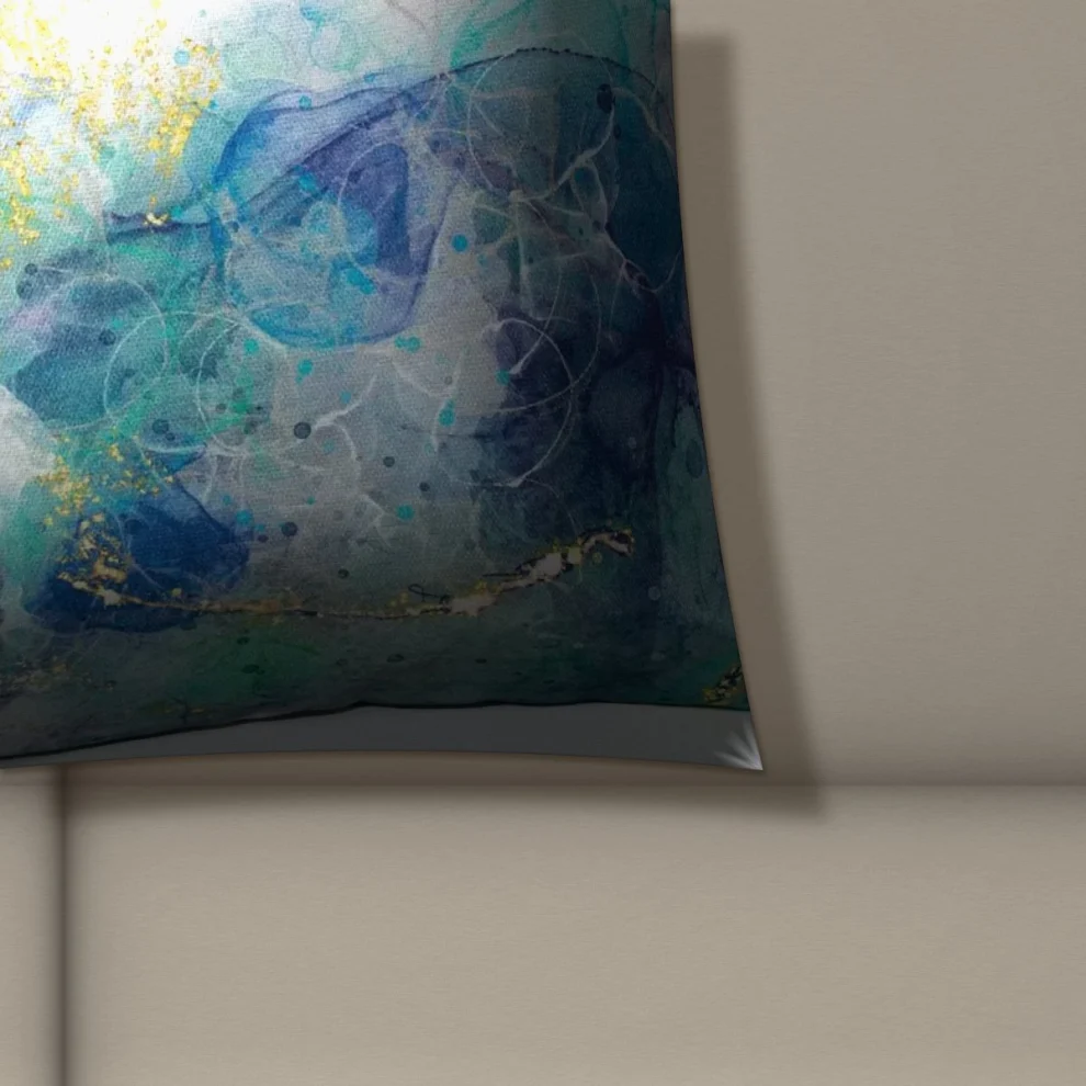 Coussin Décoratif avec Or Alcohol Ink de près : l’impression, le tissu et la couture sur le bord