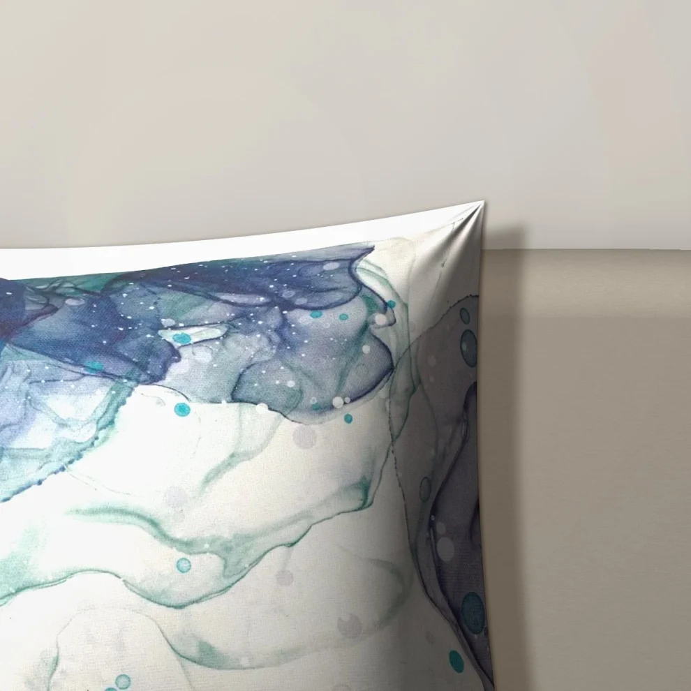 Zierkissen Alcohol Ink aus der Nähe: Druck, Stoff und Naht an der Kante
