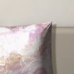 Coussin Décoratif Rose Alcohol Ink de près : l’impression, le tissu et la couture sur le bord