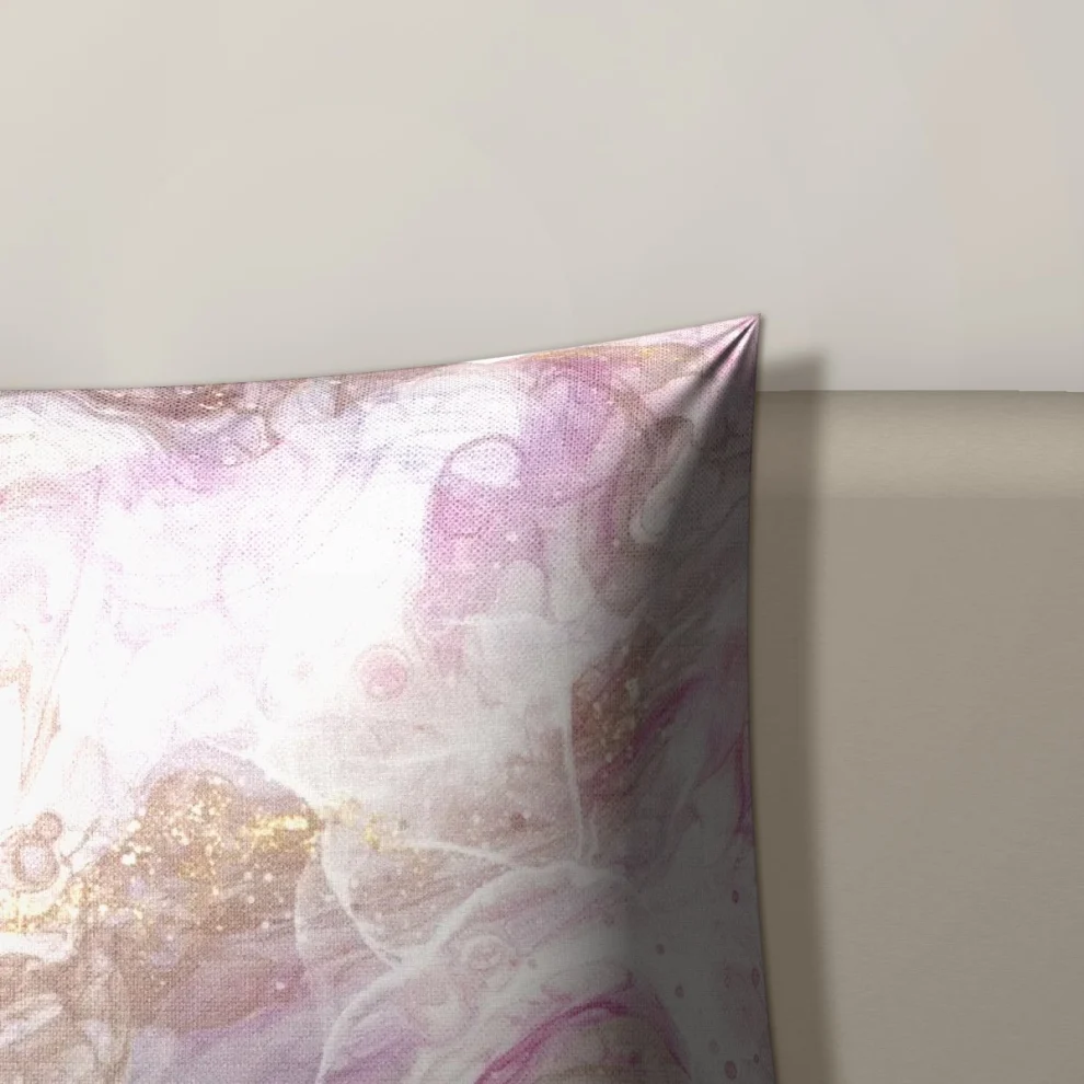 Coussin Décoratif Rose Alcohol Ink de près : l’impression, le tissu et la couture sur le bord