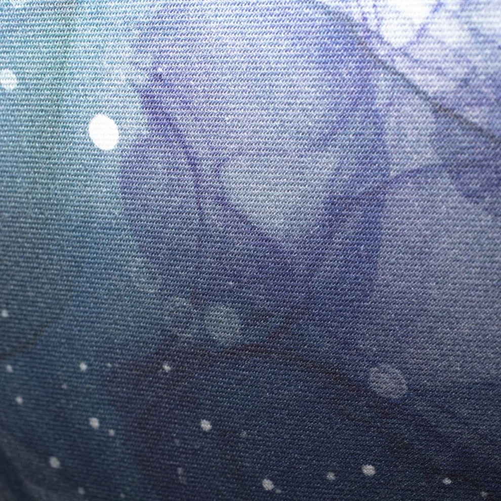 Gros plan du tissu imprimé d’un coussin décoratif